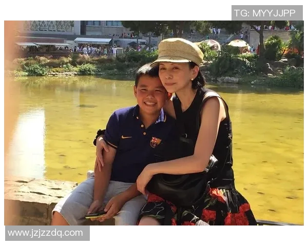 退役足球明星与儿子温馨合影展现父子情深的美好瞬间